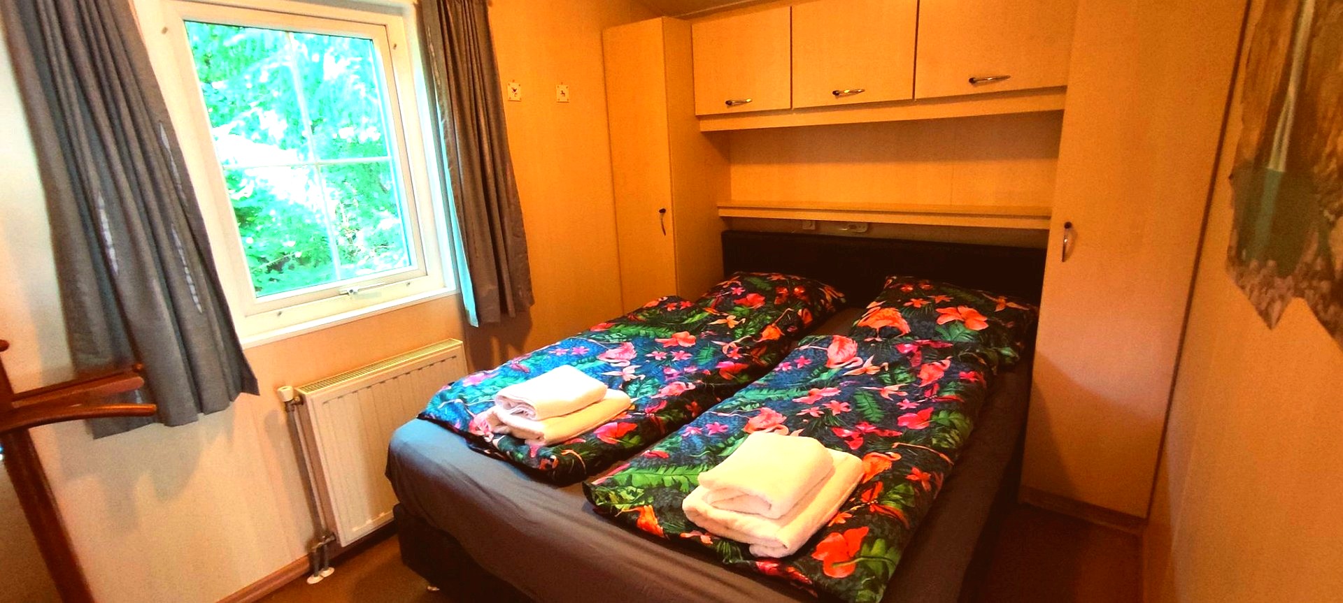 Boshuisje bedroom with forest view