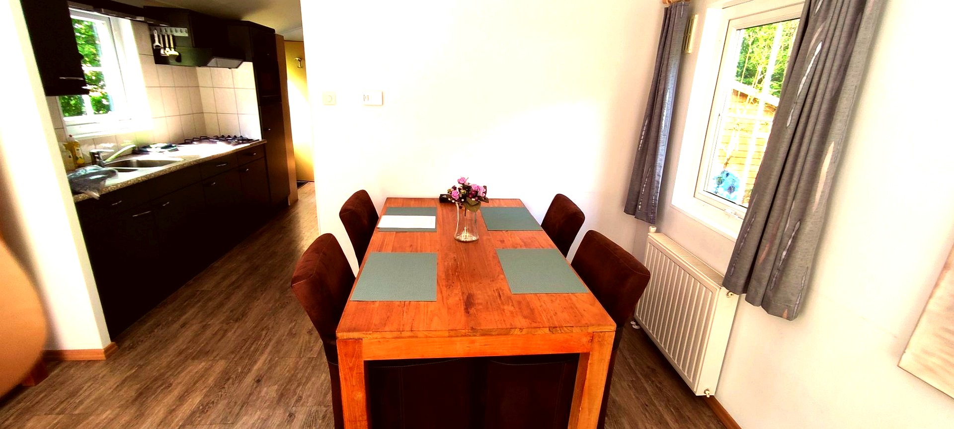 Boshuisje dining area and kitchen